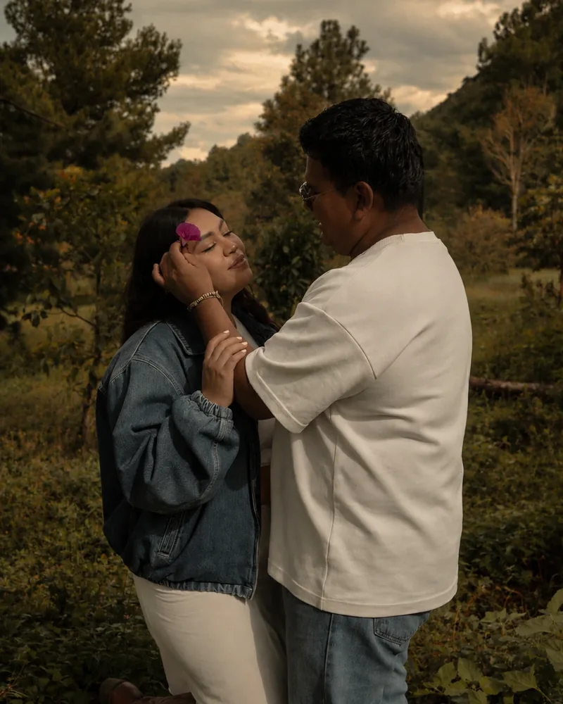Jessy y Jafet abrazados en el bosque al atardecer